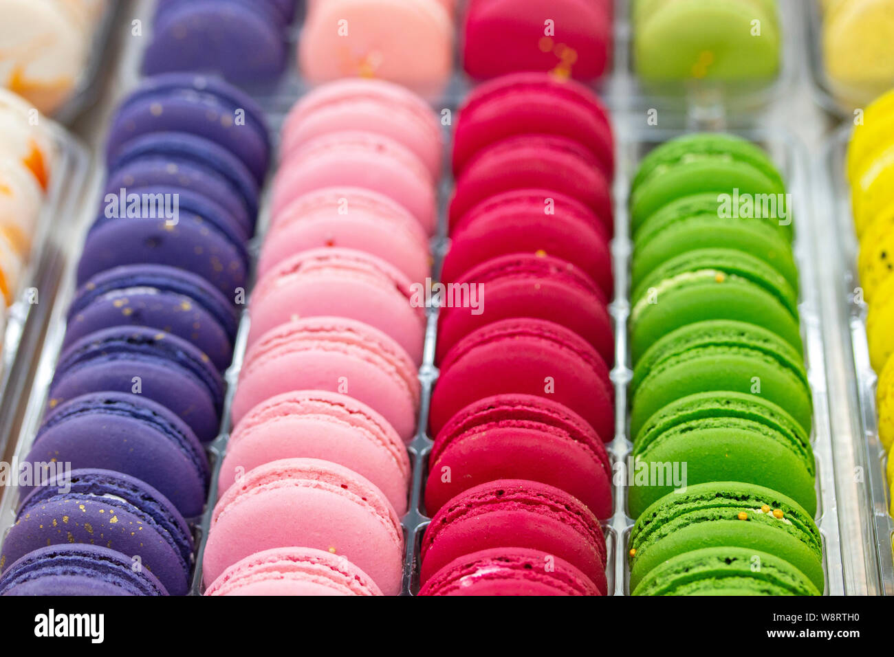 Multicolore amaretto francese torte a base di pan di spagna, anche righe di paste dolci amaretti dessert. Crema di mandorle dolci Foto Stock