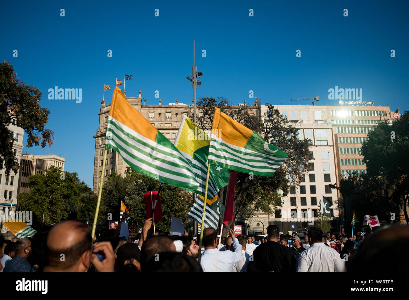 Barcellona, Spagna - 10 August 2019: bandiere del Kashmir durante la protesta e demonstratio contro il governo indiano revoca della regione autonoma di stato con ba Foto Stock