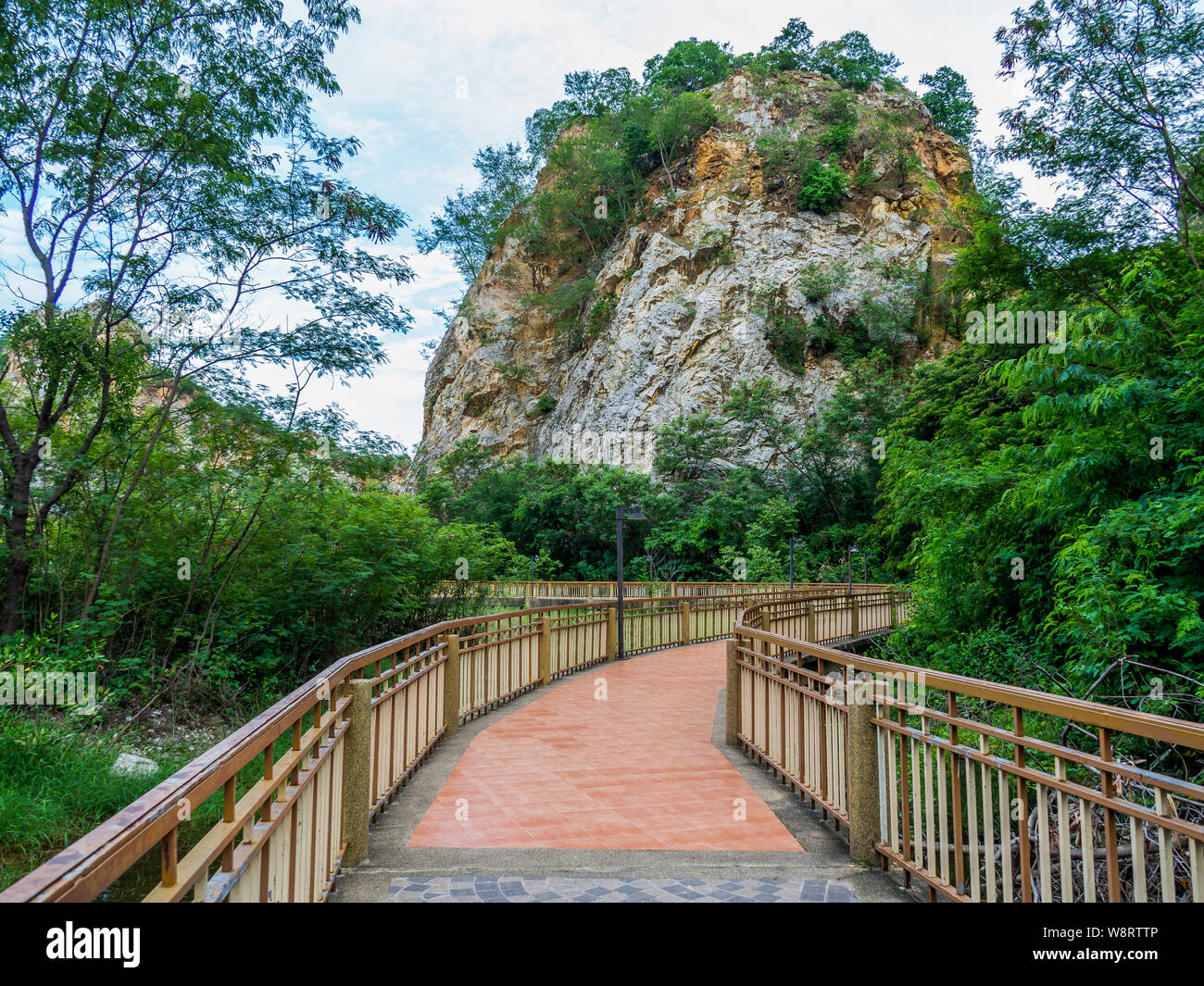 La passerella a Khao Ngu Stone Park ,la provincia Ratchaburi Thailandia Foto Stock