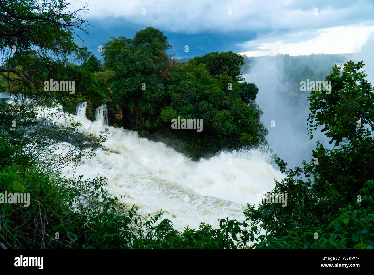 Victoria Falls è una cascata in Sud Africa sul fiume Zambesi al confine tra Zambia e Zimbabwe. Foto Stock