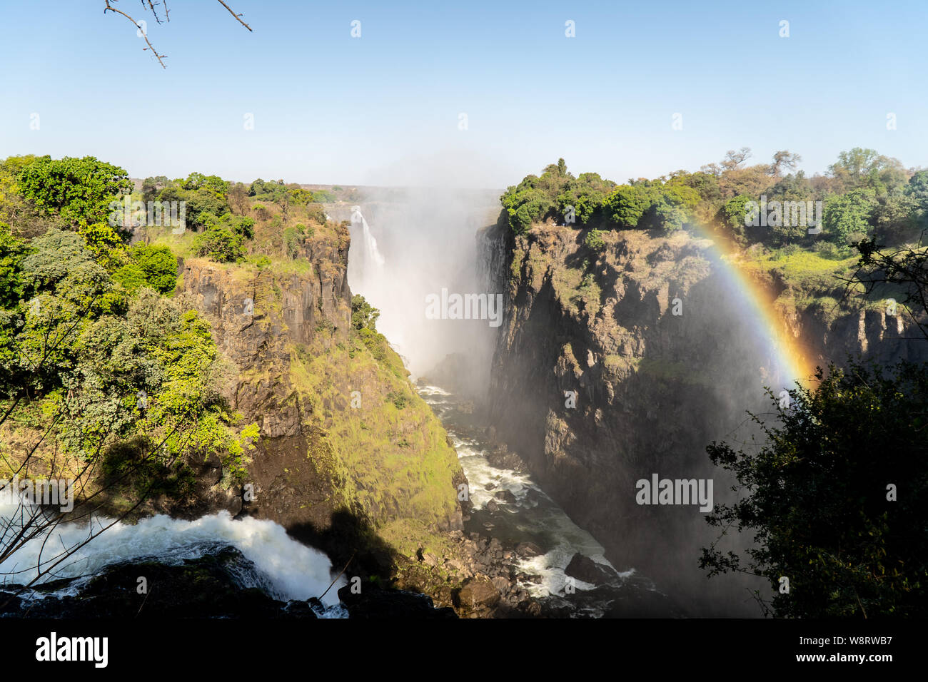 Rainbow in spray di Victoria Falls in Zambia e Zimbabwe frontiera, Africa. Foto Stock