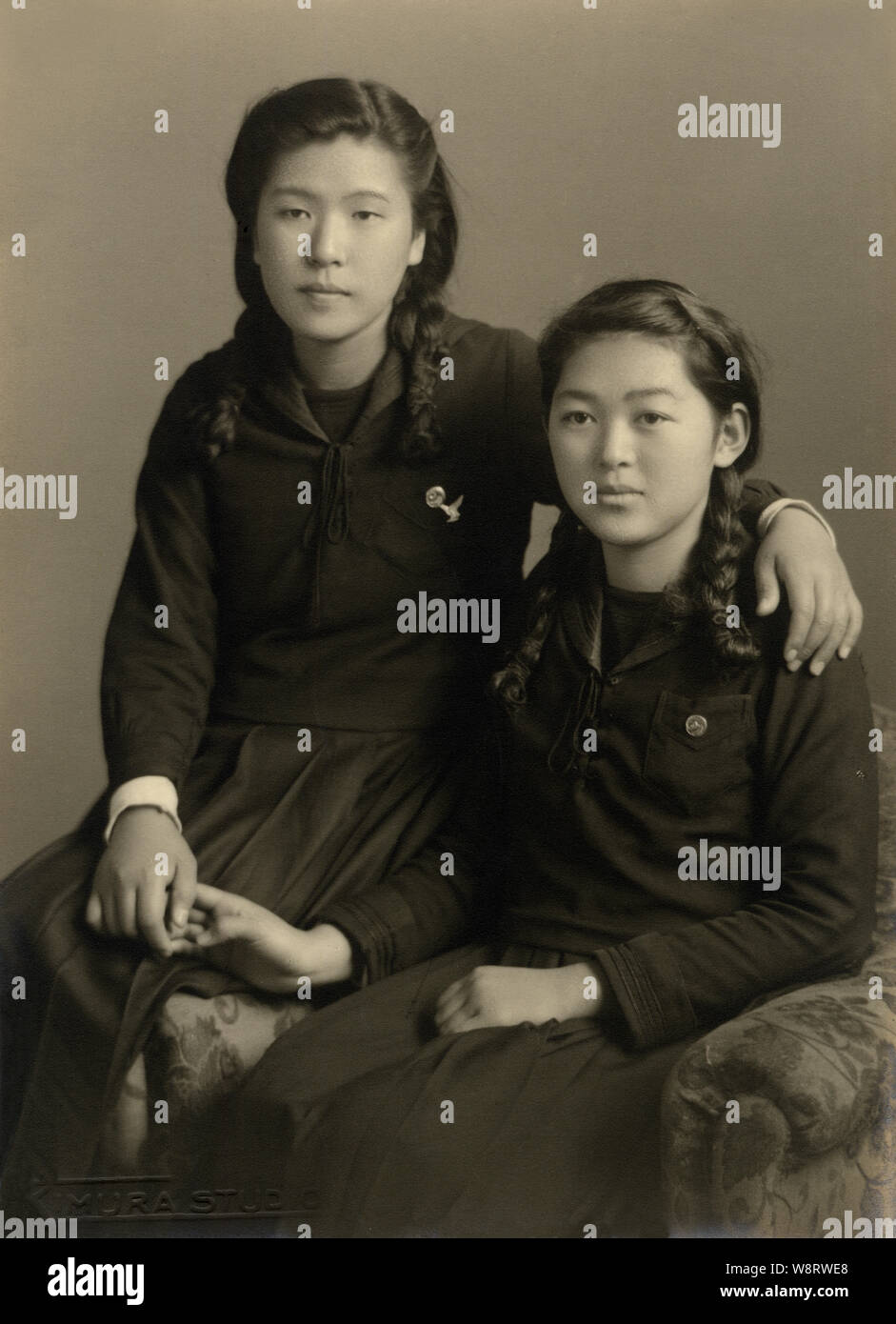 [ 1930 Giappone - Giapponese studentesse in uniforme ] - due donne gli studenti delle scuole superiori in uniforme. Foto Stock
