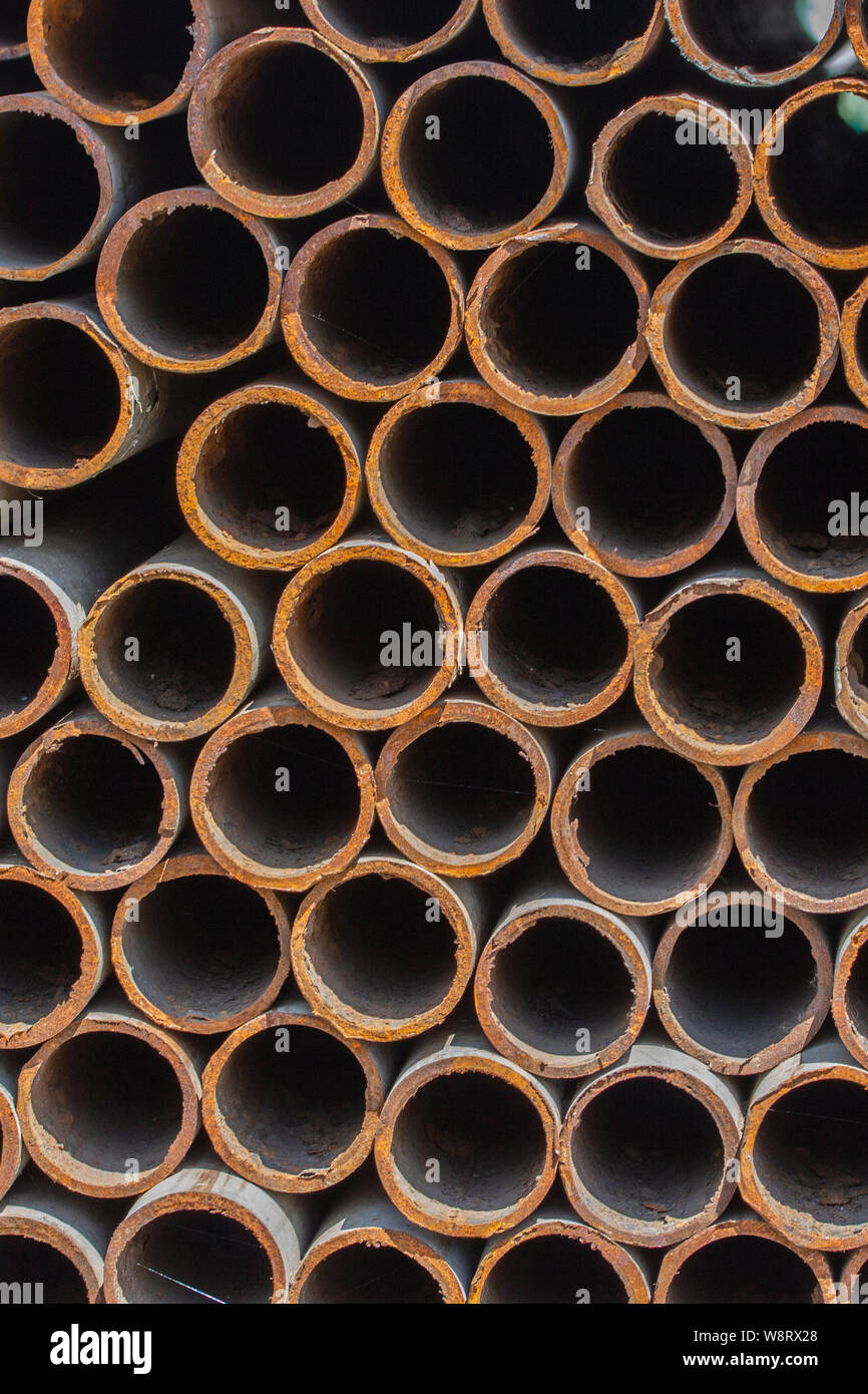 Rusty tubi metallici, la texture di sfondo, rottami di metallo in verticale Foto Stock