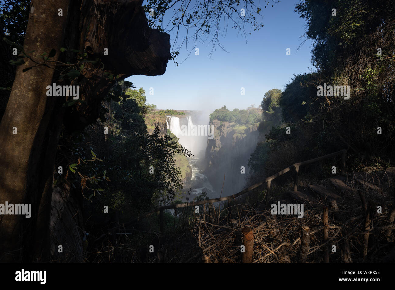 Victoria Falls, che prende il nome da David Livingstone nel 1855 dopo la regina Victoria, la cascata è formata dal fiume Zambesi che cade in un 100 metro profondo ch Foto Stock