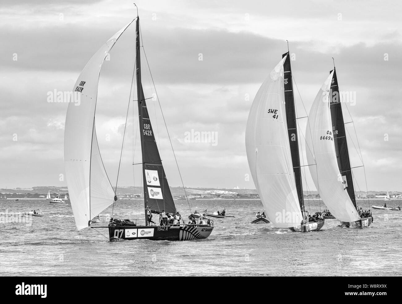 Kings Cup vela a Cowes, Isola di Wight, Hampshire Regno Unito nel mese di agosto - bianco e nero monocromatico B&W bianco e nero Foto Stock