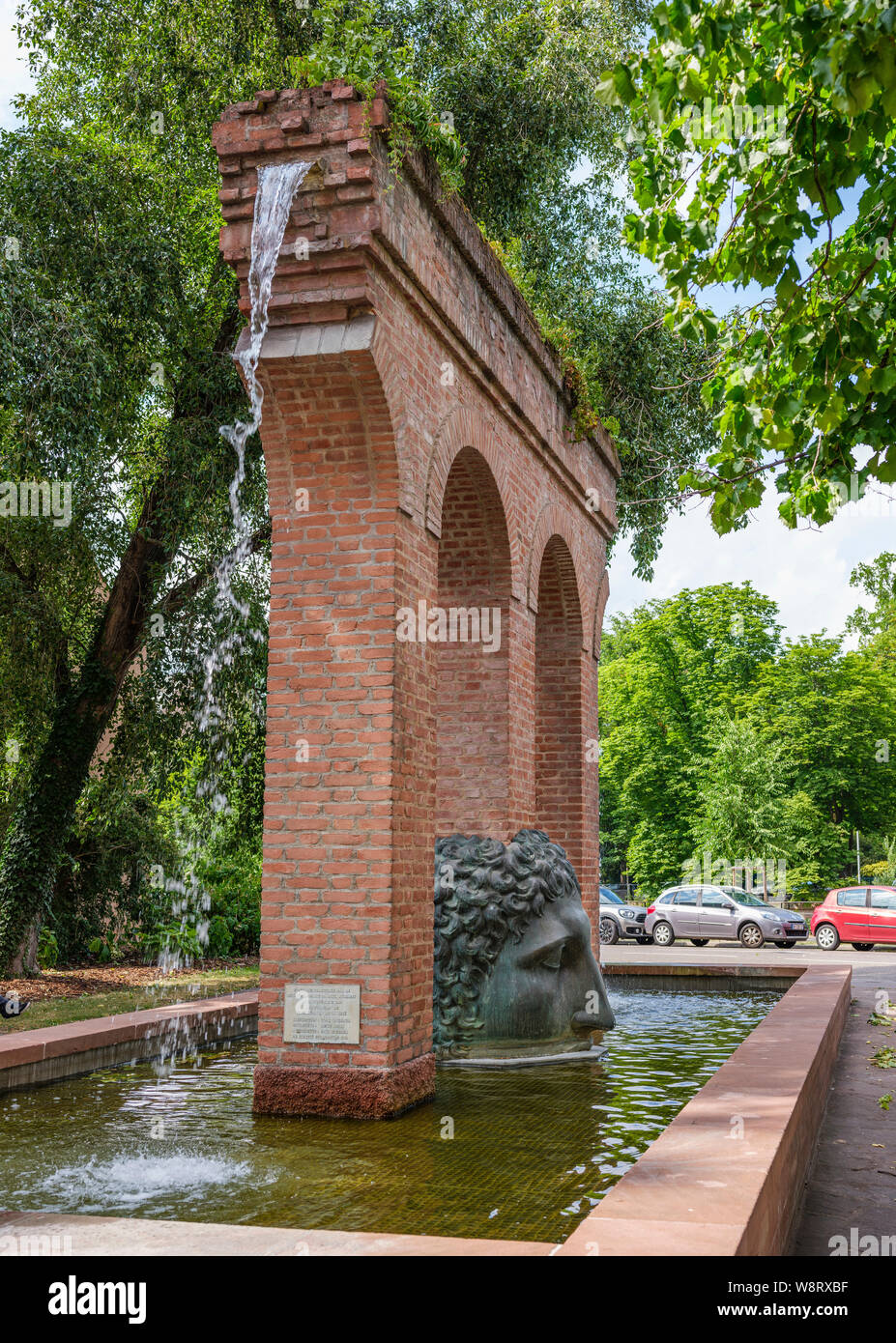 La Naissance de la civiltà e la nascita della civiltà fontana acquedotto, replica, Janus Head, Tomi Ungerer 1988, Strasburgo, Alsazia, Francia, Europa Foto Stock