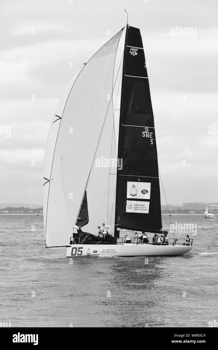 Fast 40+ barca con skipper da Olympic Rower Helen in Kings Cup di vela a Cowes, Isle of Wight, Hampshire REGNO UNITO nel mese di agosto - bianco e nero monocromatico Foto Stock
