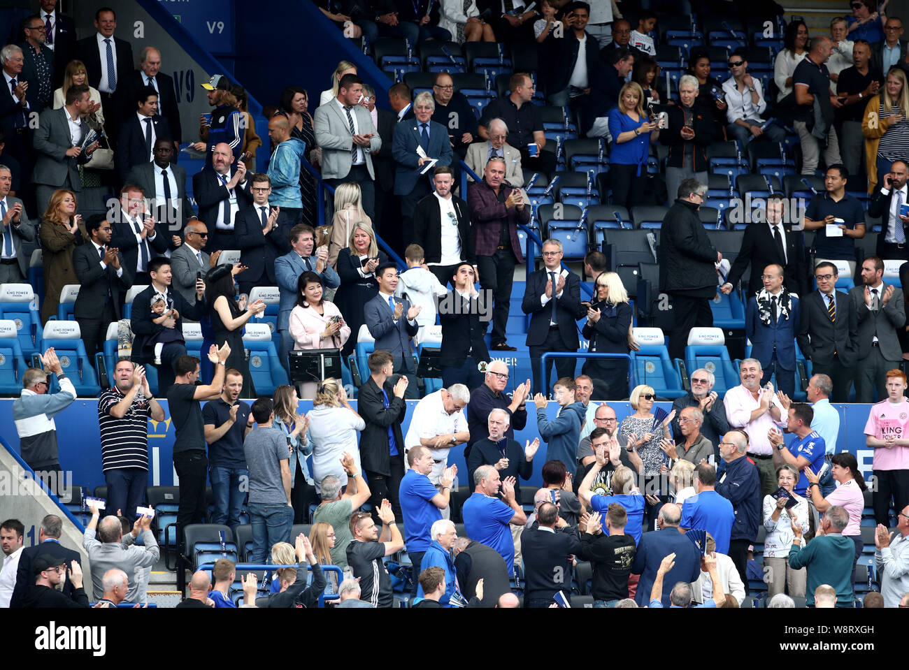 Il Leicester City fan applaudire il nuovo Leicester City Presidente Aiyawatt Srivaddhanaprabha durante il match di Premier League al King Power Stadium, Leicester. Foto Stock