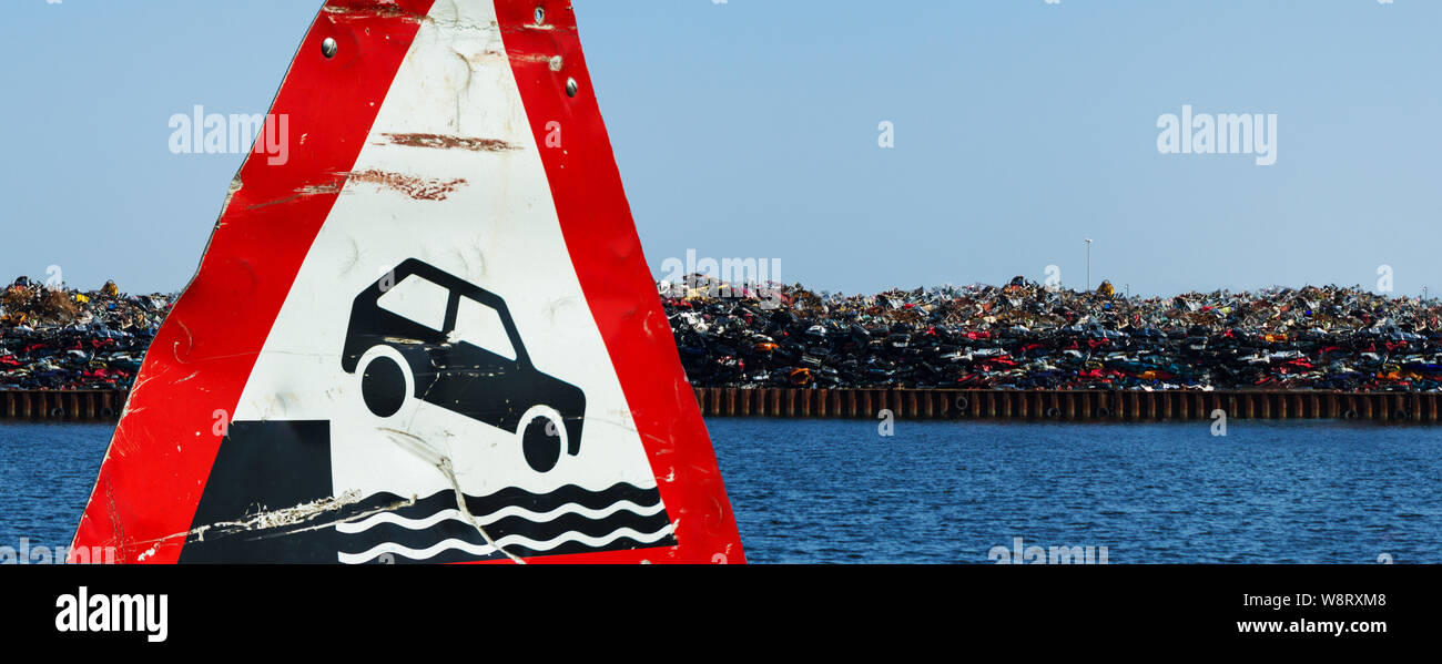 Pezzi di scarto e auto auto rottamate al porto per esportare il dumping, lo smaltimento illegale di pericolo parete del porto Foto Stock