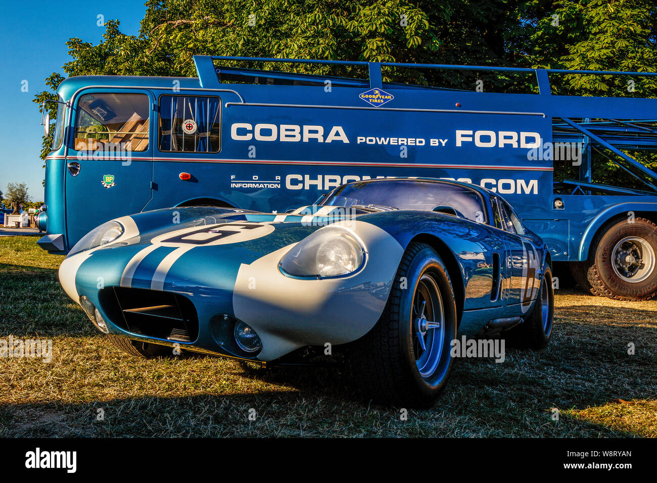 1962 Fiat Bartoletti 306/2 Ford Shelby Cobra auto Transporter con Cobra Daytona in primo piano al 2019 Goodwood Festival of Speed, Sussex, Regno Unito Foto Stock