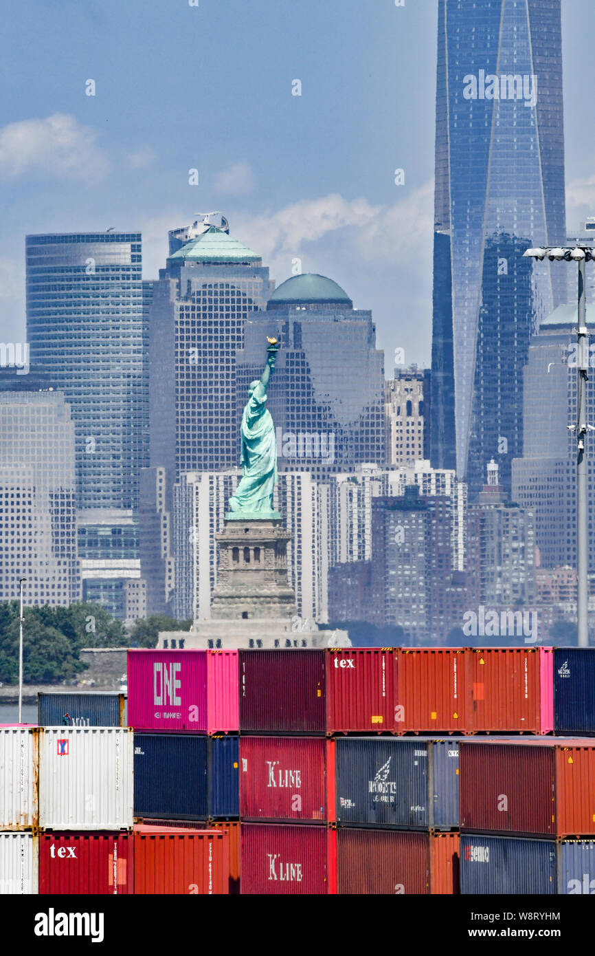 Tariffe di guerra commerciale degli Stati Uniti - Statua della libertà container cargo a New York City - economia mondiale / recessione globale concetto tariffario della Cina Foto Stock