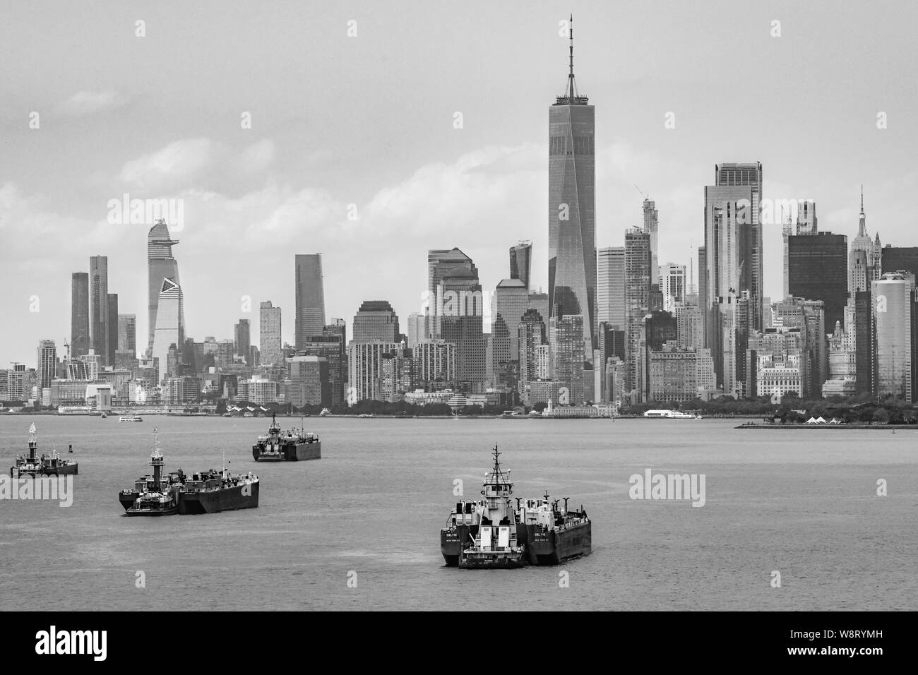 Tariffe di guerra commerciale degli Stati Uniti - Statua della libertà container cargo a New York City - economia mondiale / recessione globale concetto tariffario della Cina Foto Stock