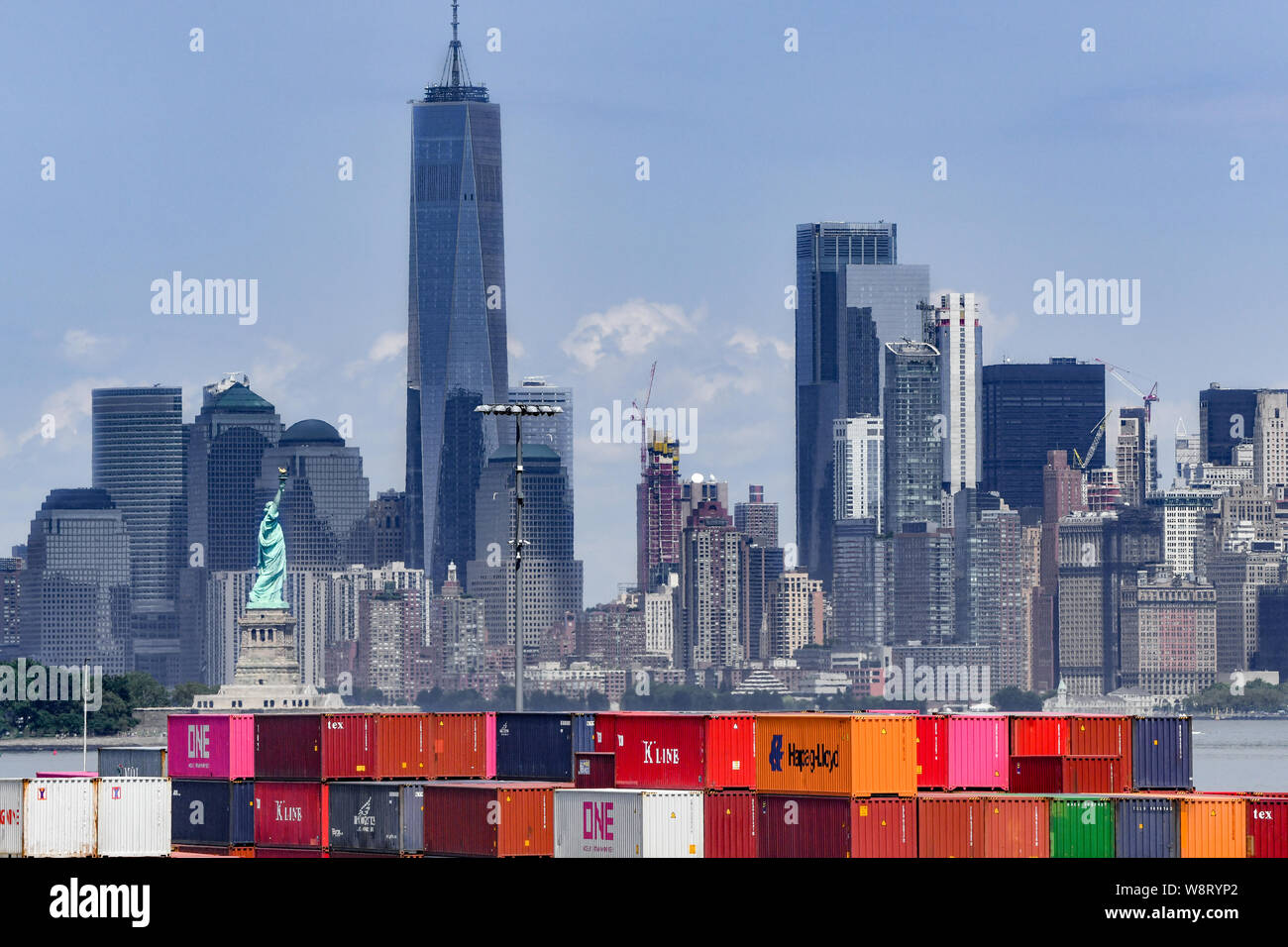 Tariffe di guerra commerciale degli Stati Uniti - Statua della libertà container cargo a New York City - economia mondiale / recessione globale concetto tariffario della Cina Foto Stock
