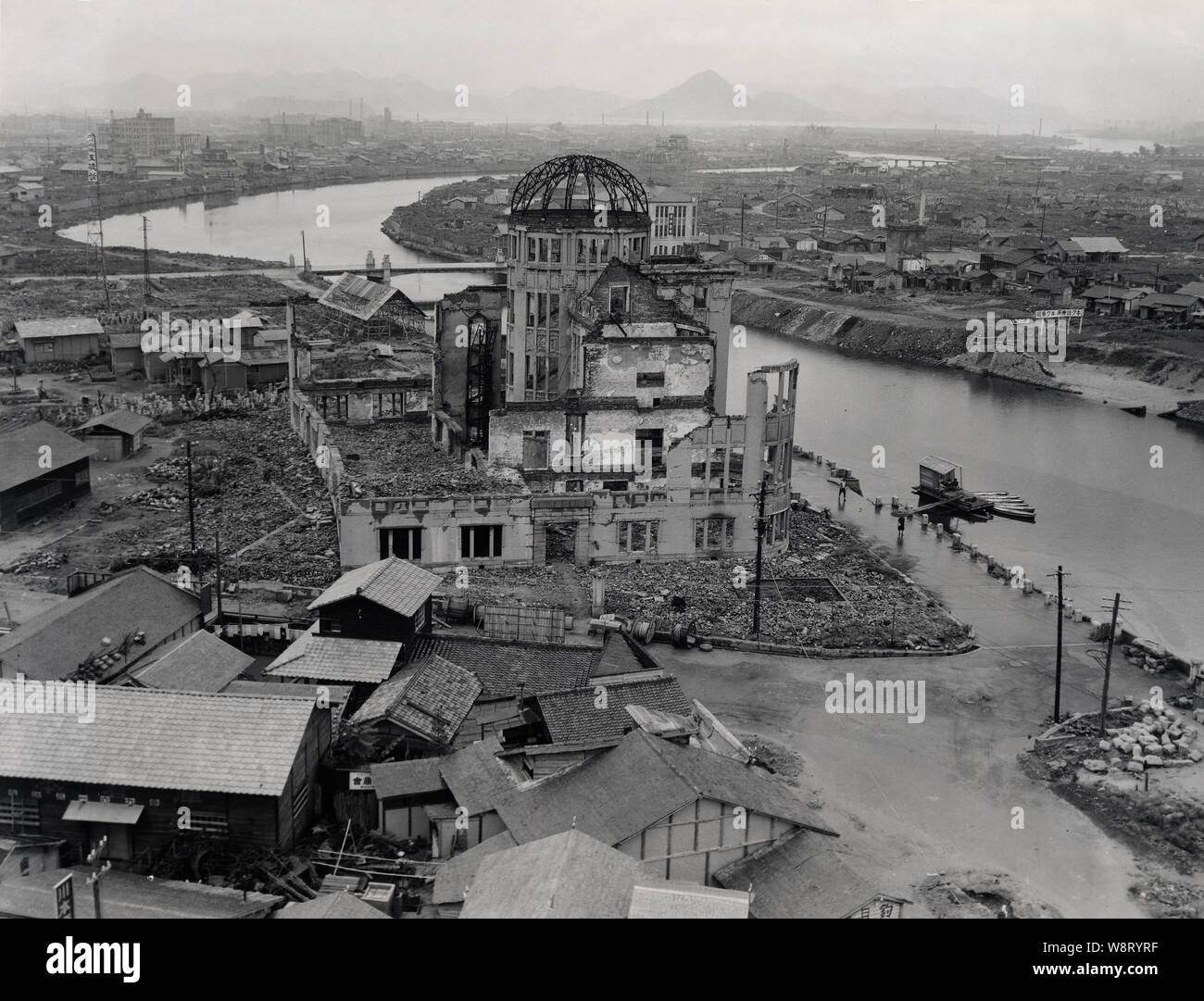 [ 1940s Giappone - Hiroshima bomba a cupola, 1947 ] - La Cupola della Bomba atomica di Hiroshima nel luglio 1947 Showa (22). Hiroshima si sta lentamente ricostruito. Progettato da architetto ceco Jan Letzel, la costruzione è stata completata nel mese di aprile 1915 (Taisho 4) e denominato inizialmente l'Hiroshima Prefectural mostra commerciale (HMI). Il 6 agosto 1945 (Showa 20) esplosione nucleare che ha devastato Hiroshima luogo trovato quasi direttamente al di sopra dell'edificio. Ora noto come la cupola di Genbaku (A-Bomb Dome), questa pace di Hiroshima Memorial è stato registrato nella Lista del Patrimonio Mondiale dell'UNESCO nel dicembre 1996 (Heisei 8). Foto Stock