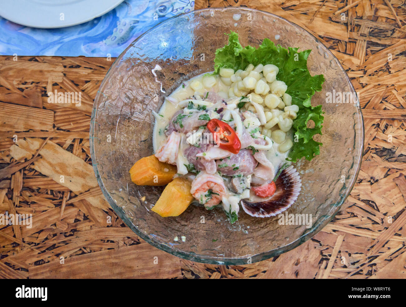 Ceviche fresco, il peruviano piatto nazionale in un ristorante a Miraflores Lima, Perù Foto Stock