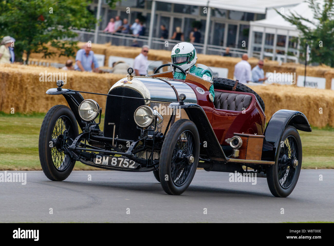 1919 Bentley EXP2 3 litro di Brooklands racer con driver Andrew Frankel al 2019 Goodwood Festival of Speed, Sussex, Regno Unito. Foto Stock