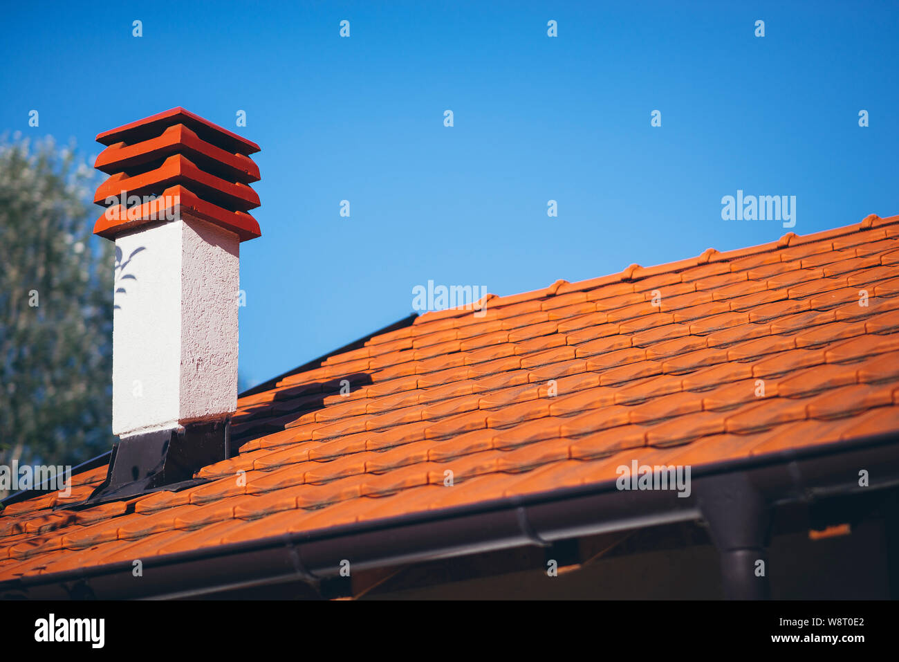 Casa semplice camino e tetto Foto Stock