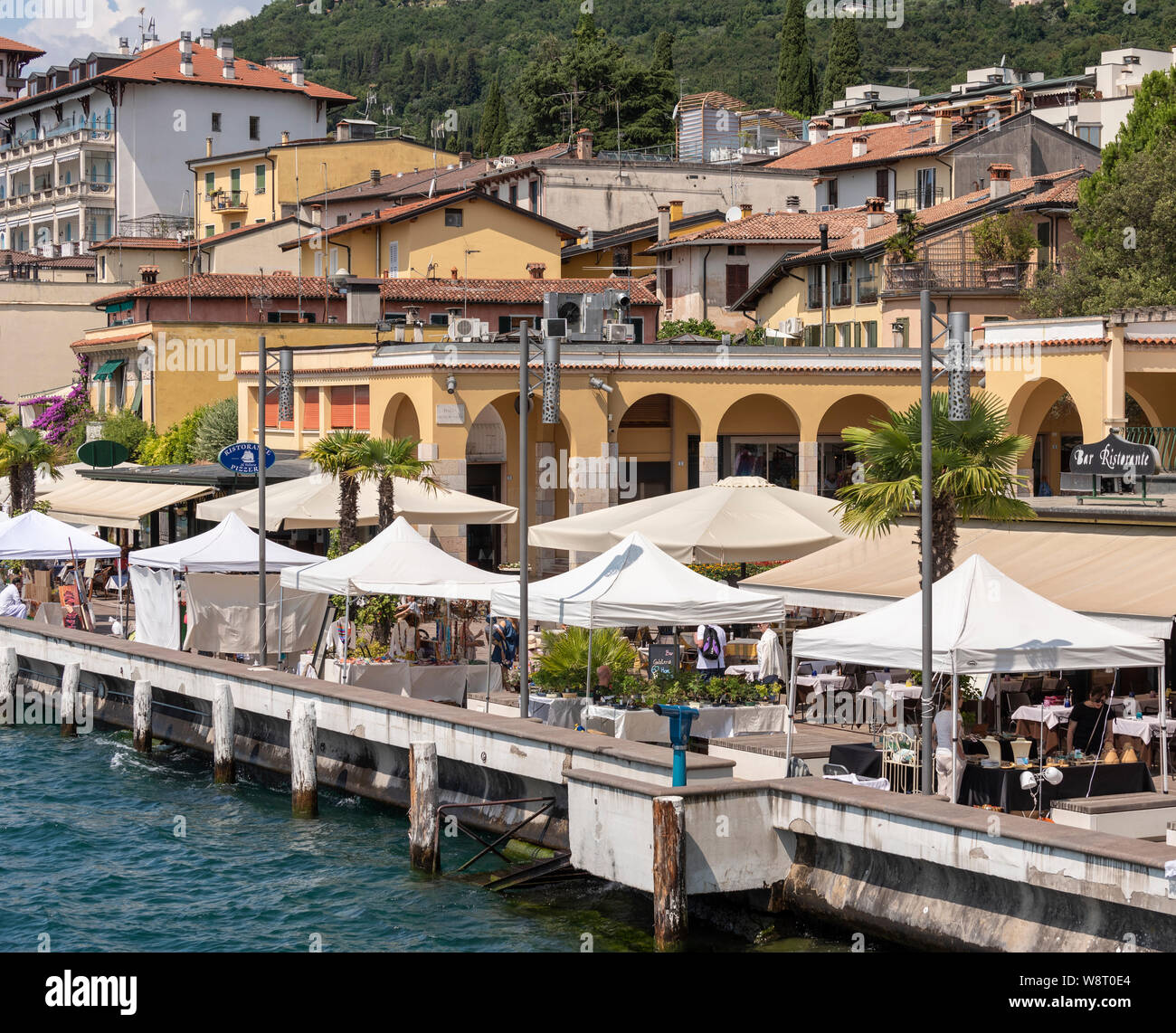 Il Quayside Gardone Lago di Garda mercato Italia vista dal traghetto Foto Stock