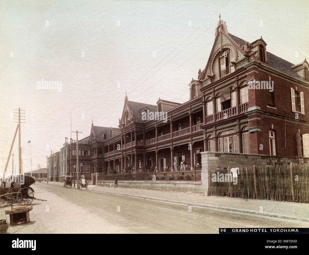 [ 1890 Giappone - Western-Style Hotel a Yokohama ] - Grand Hotel di Yokohama, nella prefettura di Kanagawa come si guardò intorno al 1890. L'hotel è stato inaugurato il 16 agosto 1873 (Meiji 6) e presto è stato considerato l'altezza della cultura occidentale e di eleganza in Giappone. Vedere la voce di blog: http://oldphotosjapan.com/en/photos/820/grand-hotel xix secolo albume vintage fotografia. Foto Stock