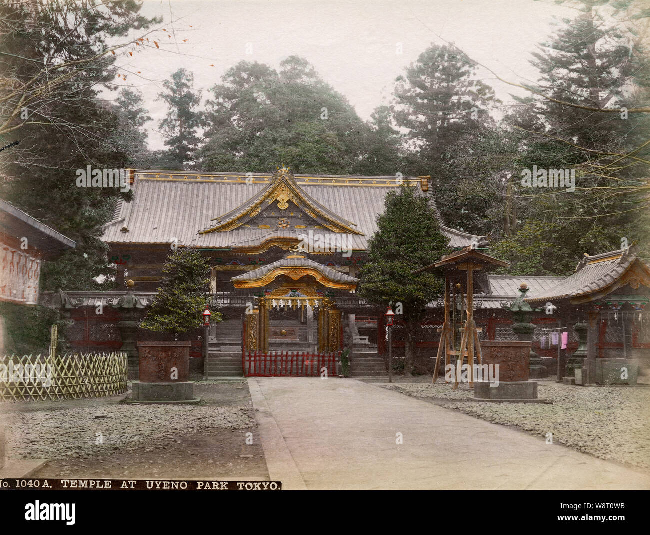 [ 1890 Giappone - sacrario scintoista per Giapponese Shogun Tokugawa Ieyasu ] - Ueno Tosho-gu il Sacrario (上野東照宮) nel Parco di Ueno, Tokyo. Fu costruita nel 1627 in onore di Ieyasu Tokugawa (徳川家康, 1543-1616), ma Tokugawa Yoshimune (徳川吉宗, 1684- 1751), e Yoshinobu Tokugawa (徳川慶喜, 1837-1913) sono sancito anche qui. L'edificio attuale risale al 1651. Xix secolo albume vintage fotografia. Foto Stock