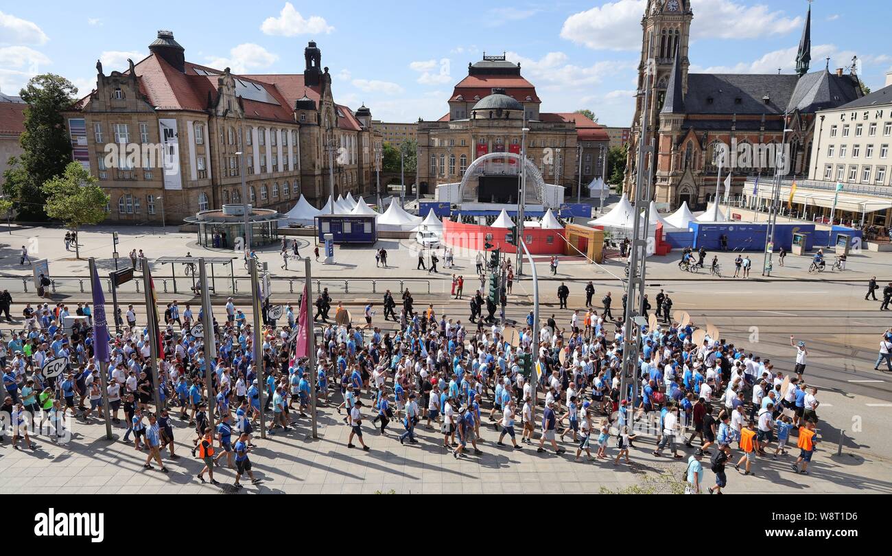 Chemnitz, Germania. 11 Ago, 2019. firo: 11.08.2019, calcio, DFB-Pokal, stagione 2019/2020, 1° round, Chemnitzer FC - HSV Amburgo Amburgo Amburgo, HSV Hamburg Amburgo dimostrazione del Chemnitz i fan attraverso il centro della citta', qui di fronte all'Opera, PRO eV | Utilizzo di credito in tutto il mondo: dpa/Alamy Live News Foto Stock