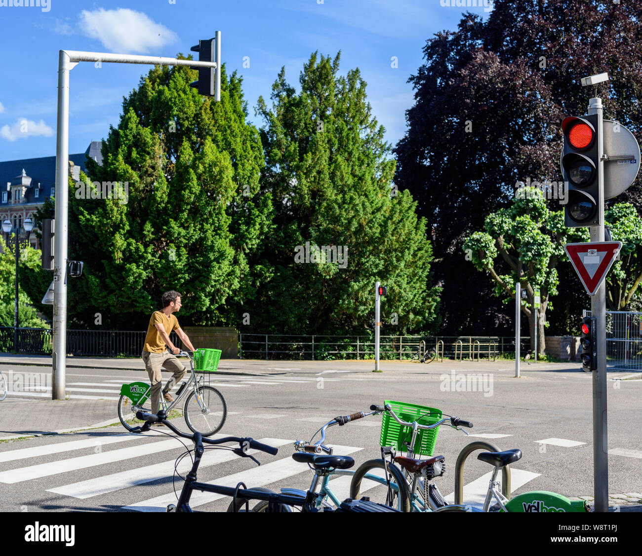 Ciclista, Strasburgo, quartiere Neustadt, Alsazia, Francia, Europa Foto Stock