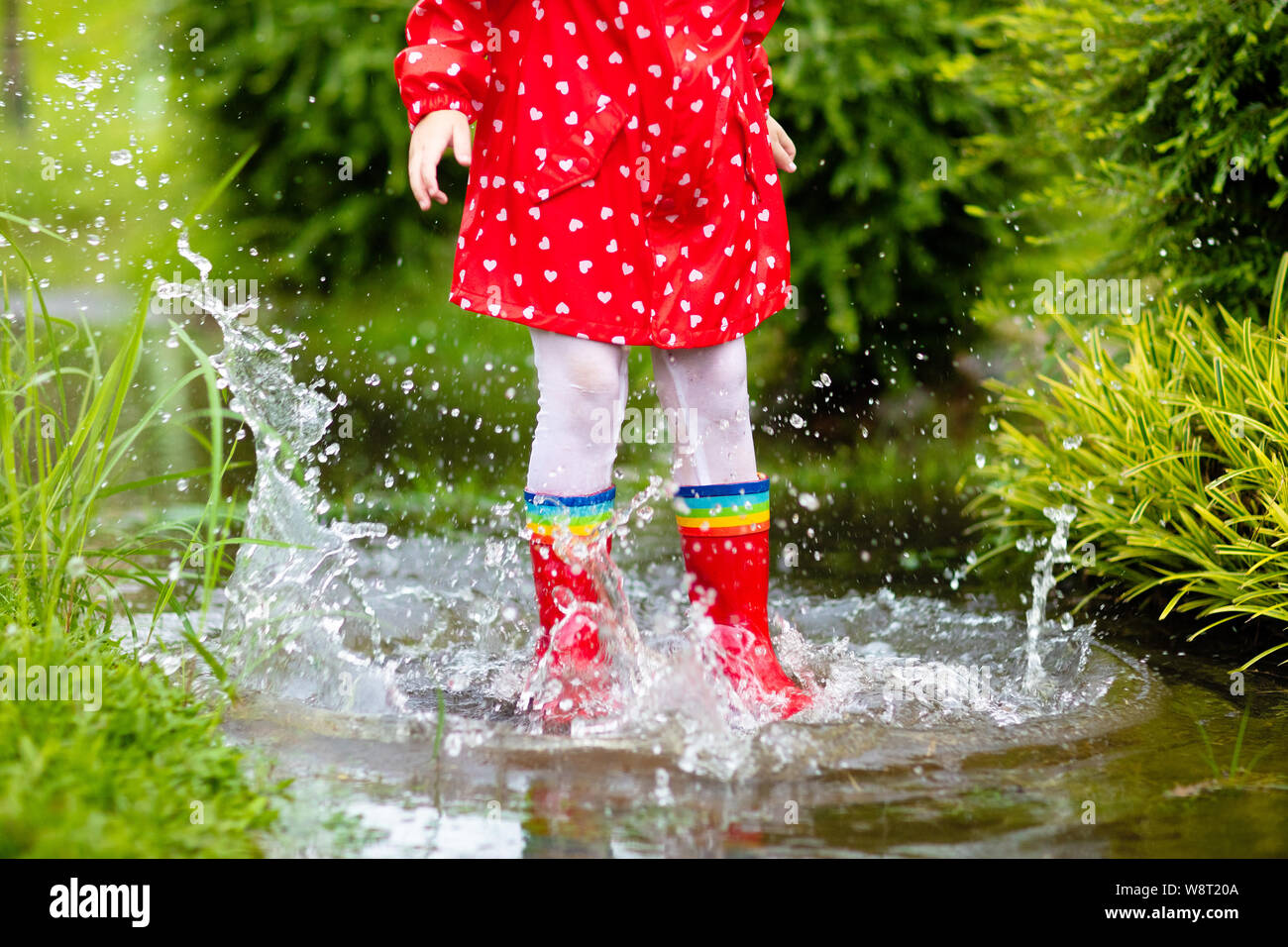 Bambina Con Le Scarpe Rosse Immagini e Fotos Stock - Alamy