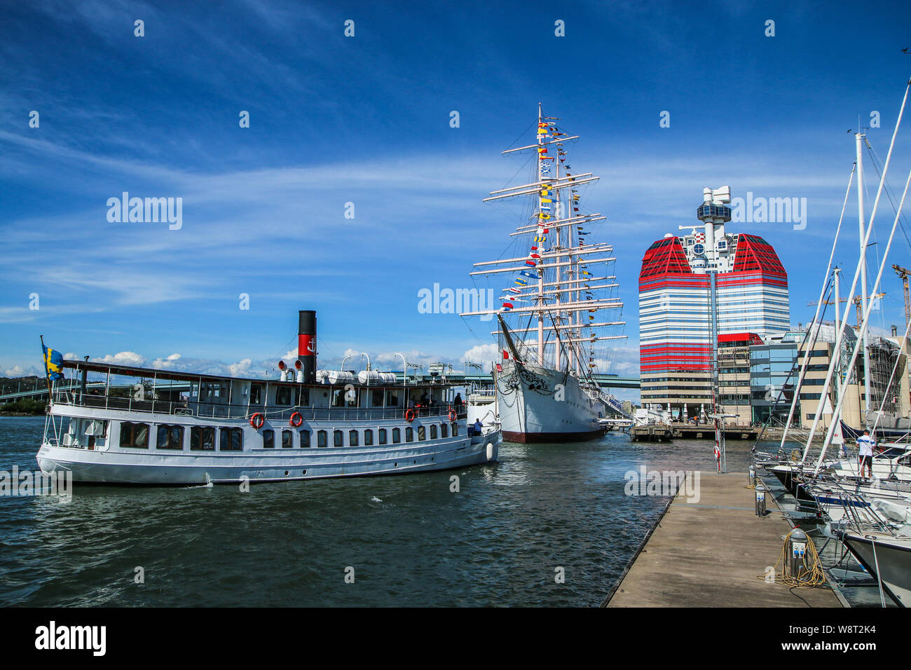 La foto dalla luminosa giornata di sole a Göteborg nel porto. Diverse navi floating. Foto Stock