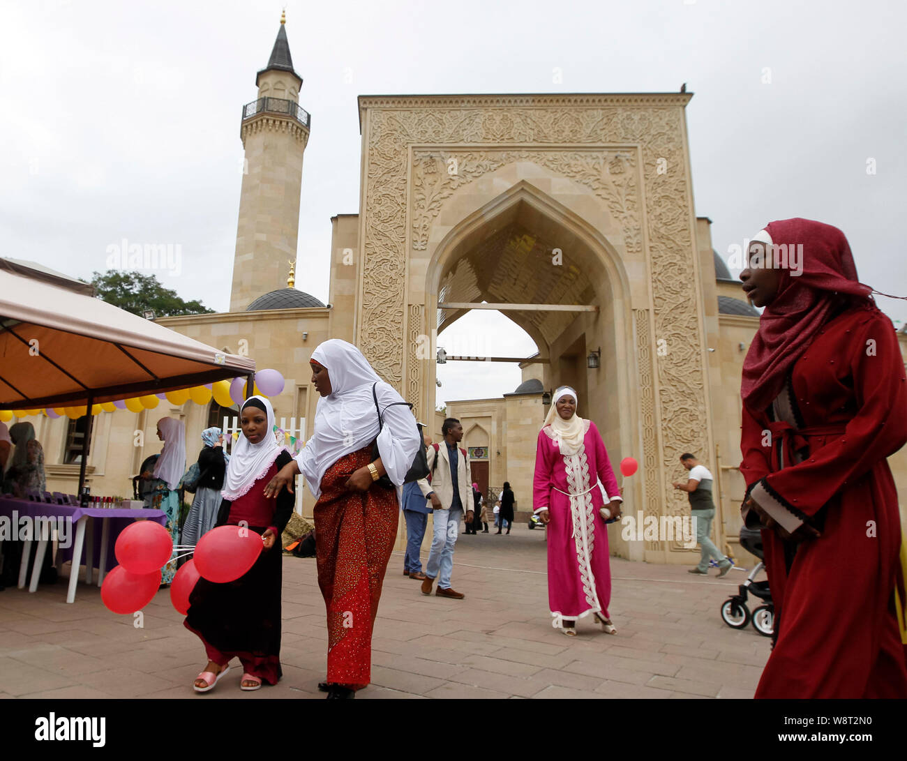 Musulmani alla Moschea Ar-Rahma durante la celebrazione.Eid al-Adha è la più grande festa per i Musulmani in tutto il mondo dopo l'Eid al-Fitr per commemorare la volontà di Ibrahim (noto anche come Abramo) a seguire Allah (di Dio) comando al sacrificio del figlio. Foto Stock