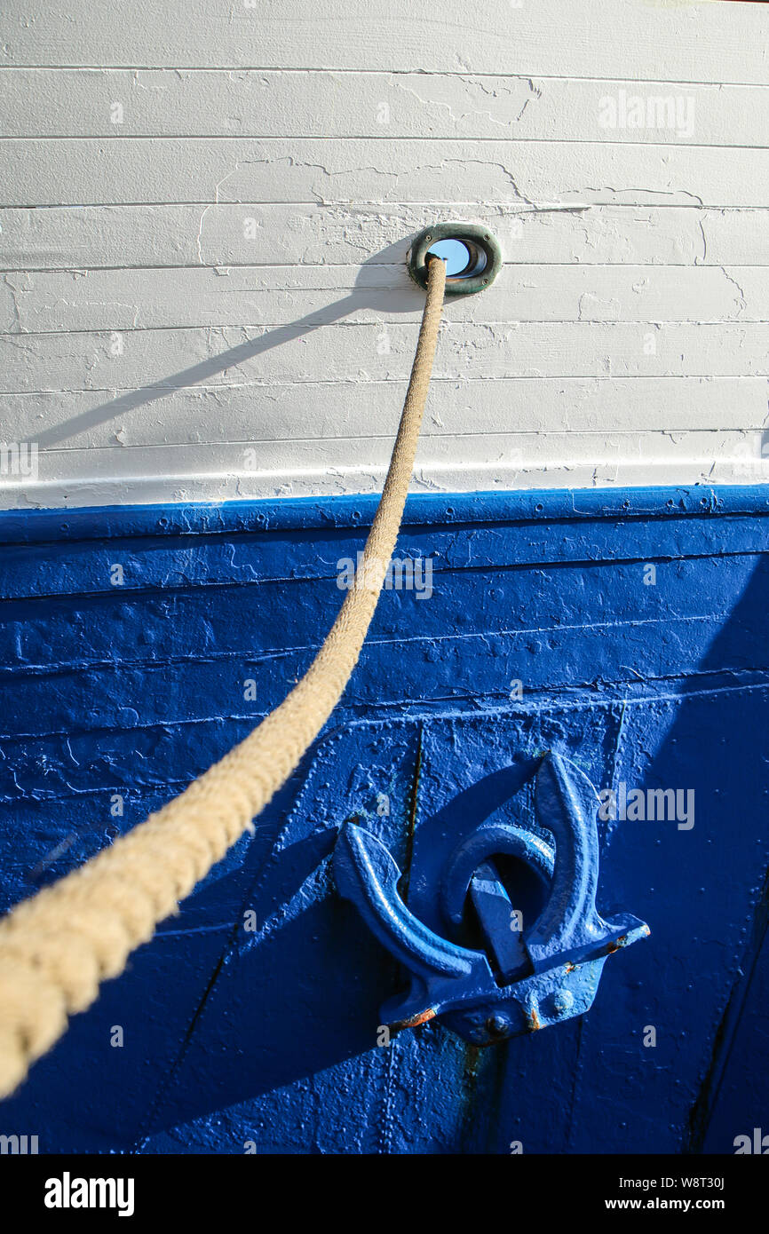 Il particolare artico della corda e dell'ancoraggio su una delle vecchie barche in legno. Foto Stock