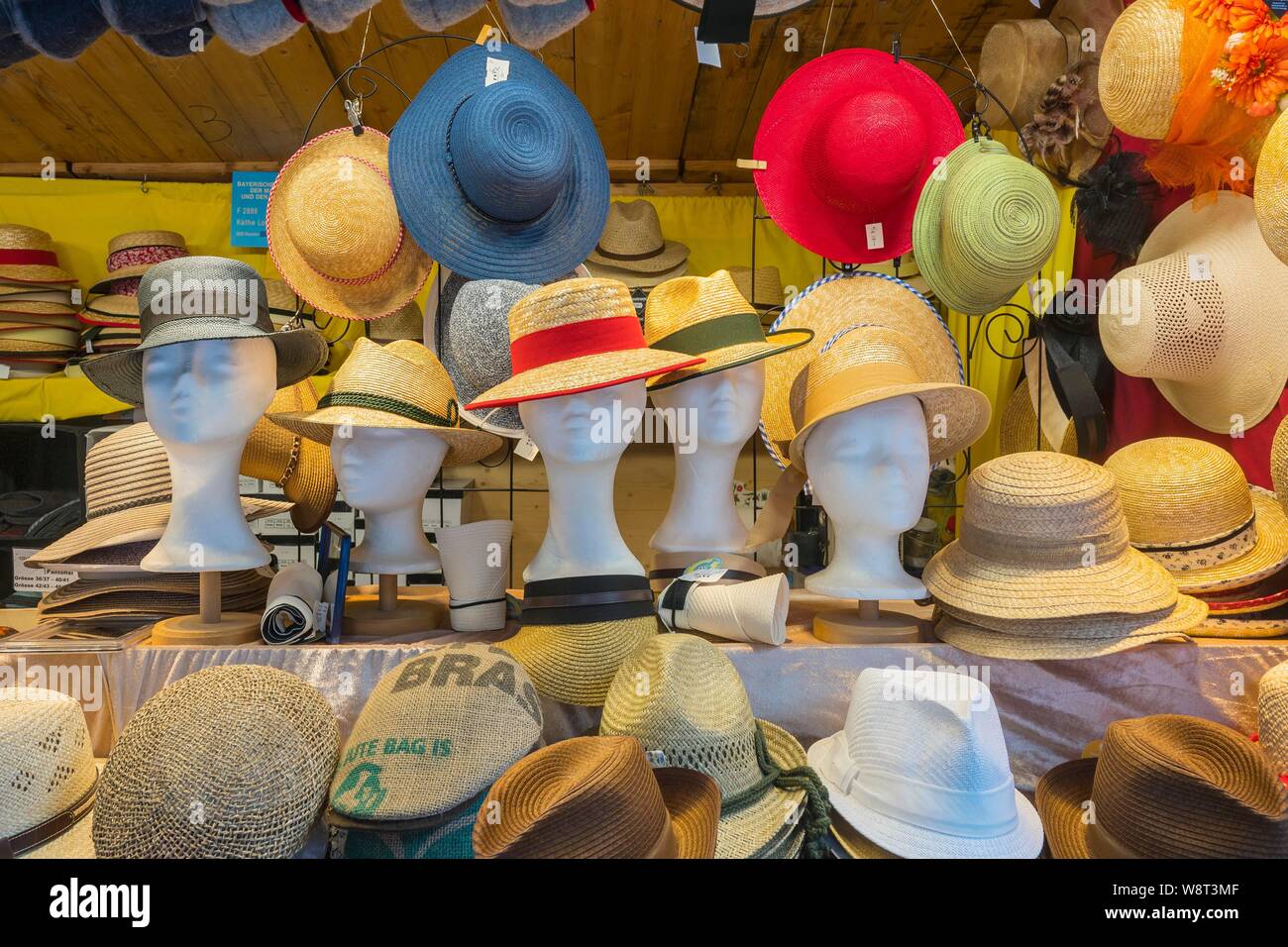 Stand di vendita per il cappello da sole, Auer Dult, Monaco di Baviera, Baviera, Baviera, Germania Foto Stock