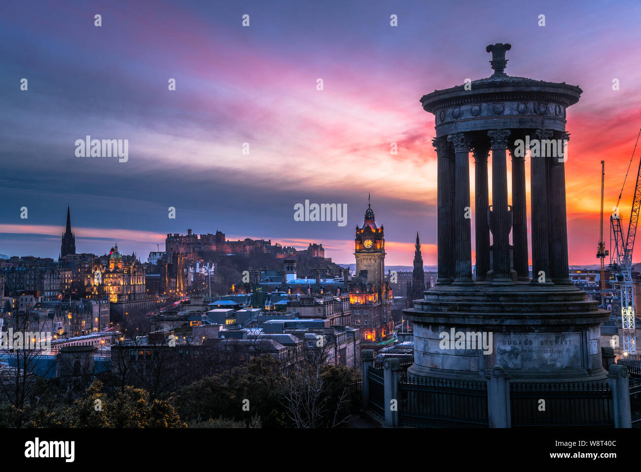 Edinburgh skyline sotto colorato cielo invernale al tramonto Foto Stock