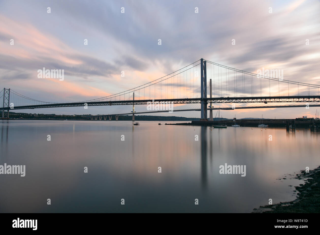 Vista del Forth Road Bridge e Queensferry attraversando ponte autostradale attraverso il Firth of Forth al crepuscolo Foto Stock