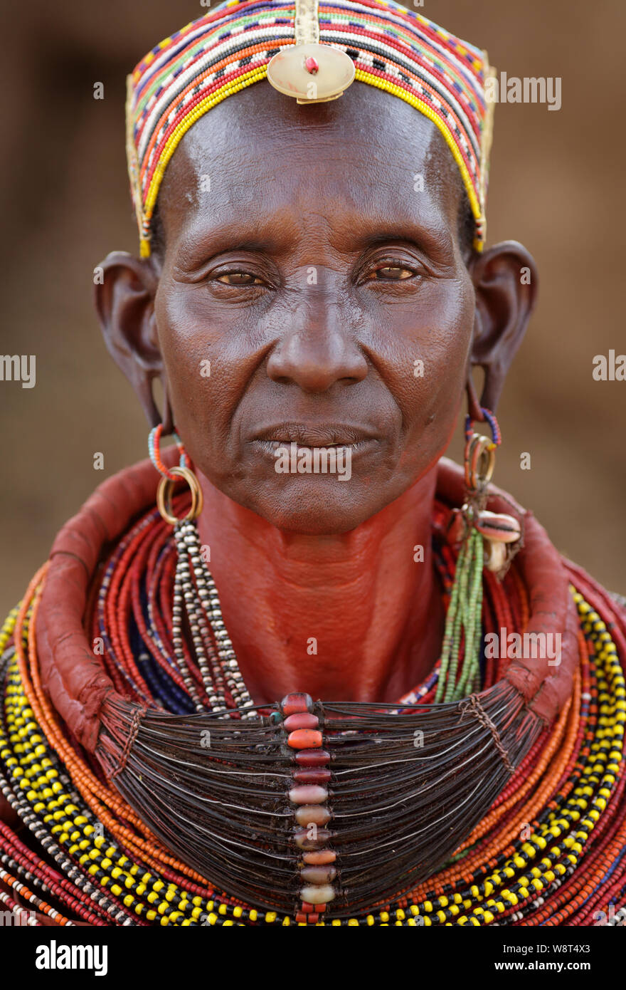 Vecchio Samburu donna con collana tradizionale in Ngurunit, Kenya. Foto Stock