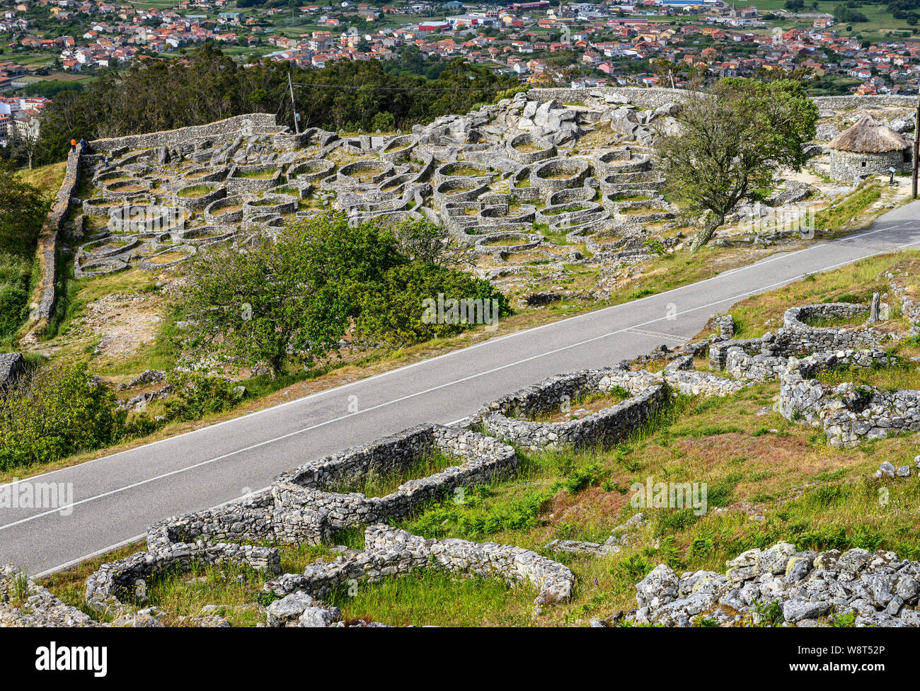 Il Celtic castro o frazione di Monte Santa Tecla/Santa Trega sopra la città di Guarda, Pontevedra, Galizia, a nord ovest della Spagna. Foto Stock