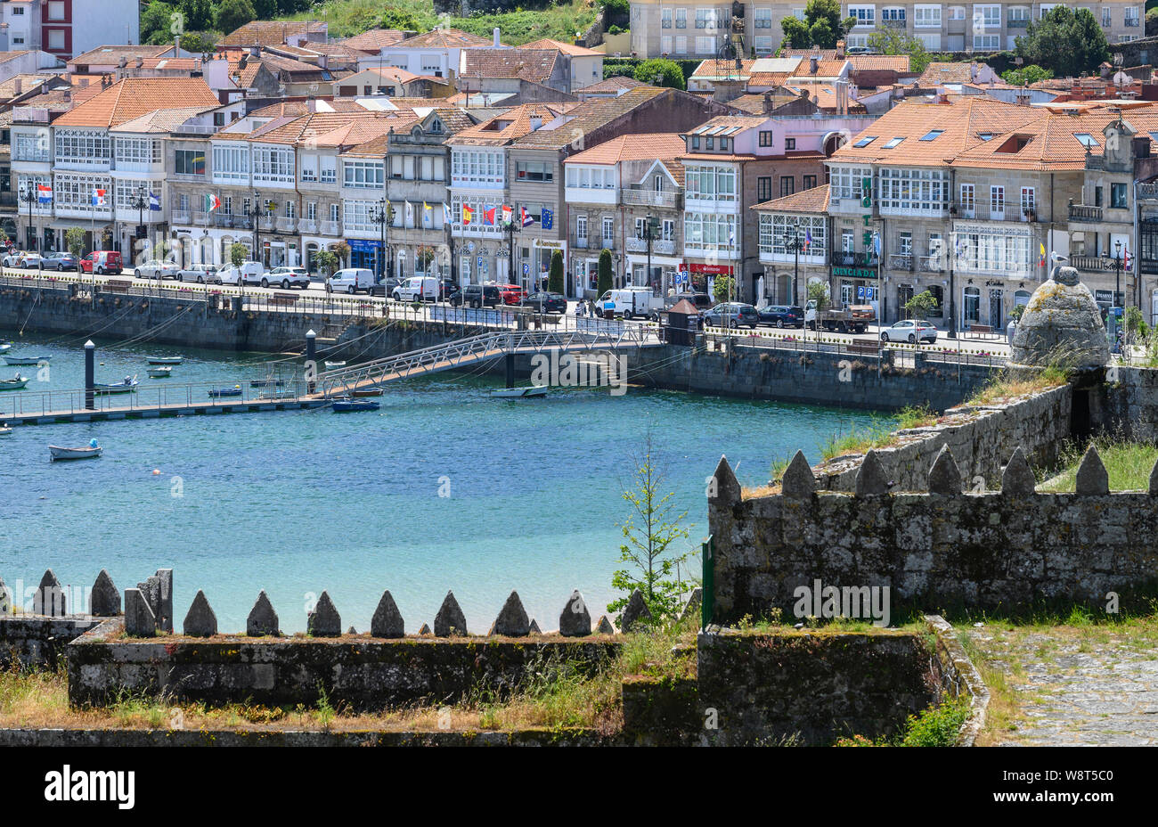 Cerca acros il porto della città vecchia di Baiona dal Castello di Monterreal, nella provincia di Pontevedra, sud della Galizia, Spagna Foto Stock