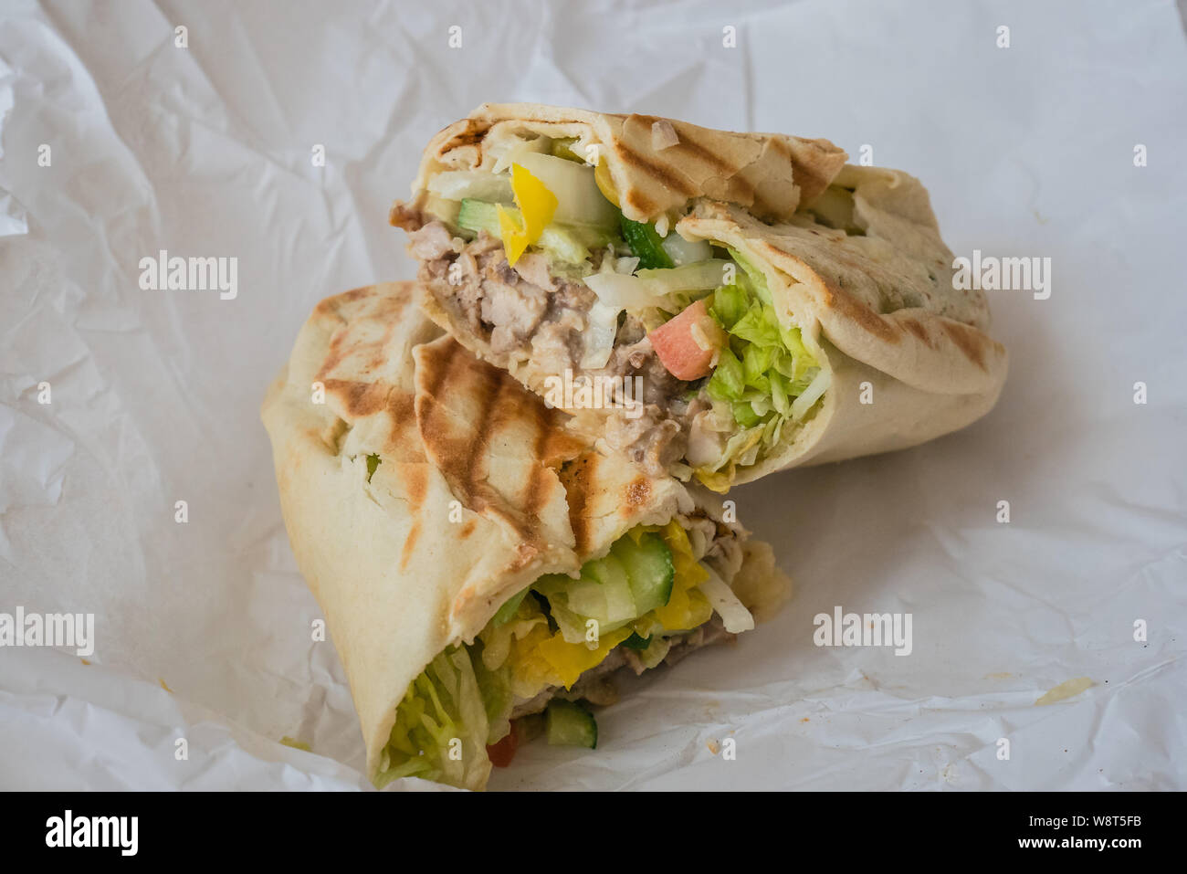 Shawarma di pollo wrap pane pita estrarre Foto Stock