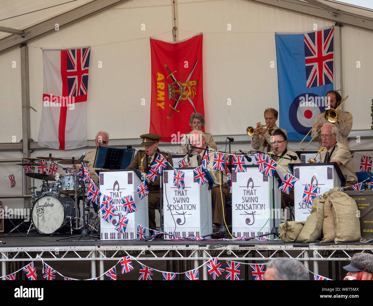 Fort George, Inverness Scozia, 10 Agosto, 2019. Che sensazione di swing band eseguendo 1940s musica a Historic Scotland's Festival presso il forte marcatura degli eventi 250 anni di Fort George. Foto Stock