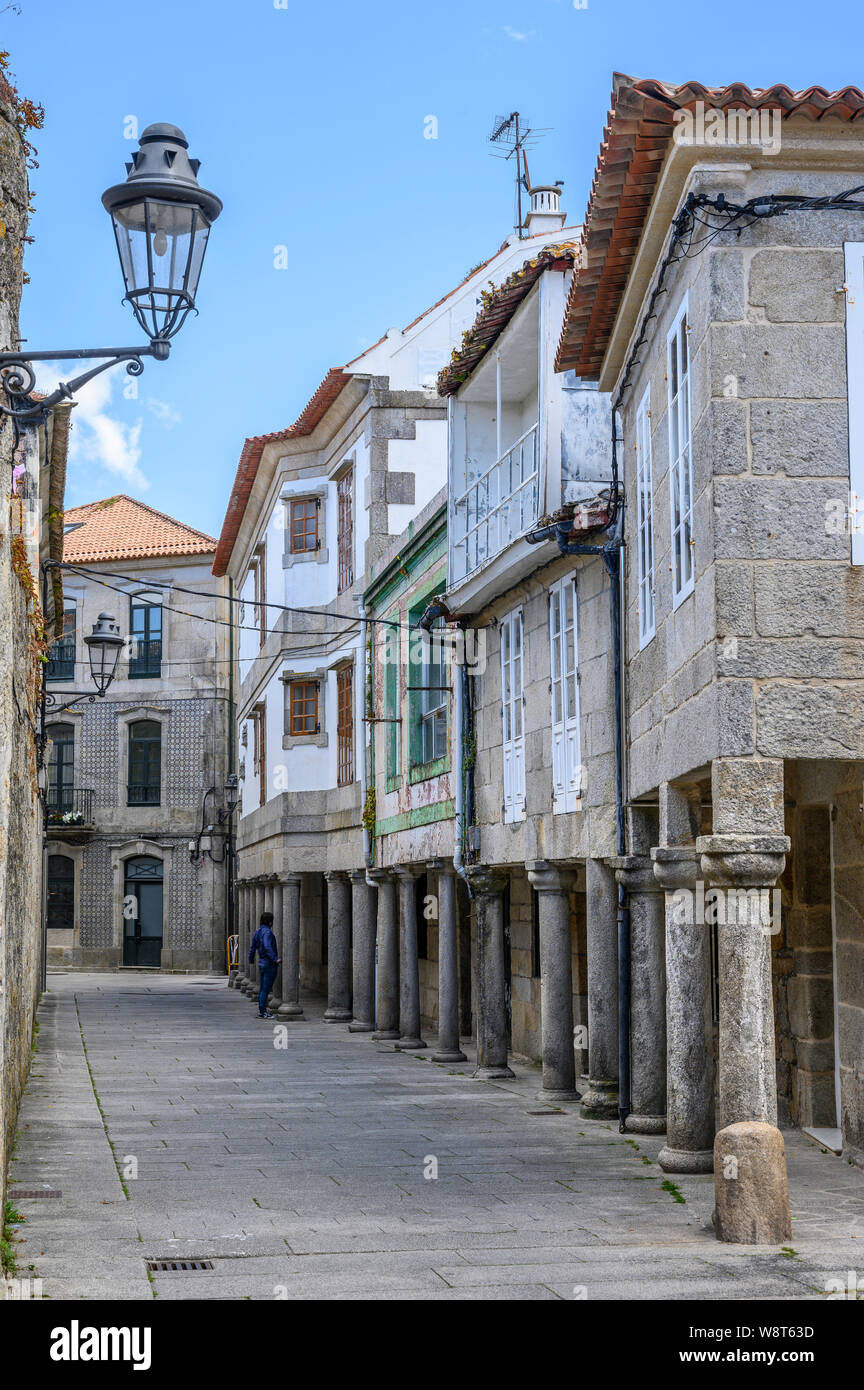 Tradizionali case porticate in una strada laterale in Baiona, nella provincia di Pontevedra, sud della Galizia, Spagna Foto Stock
