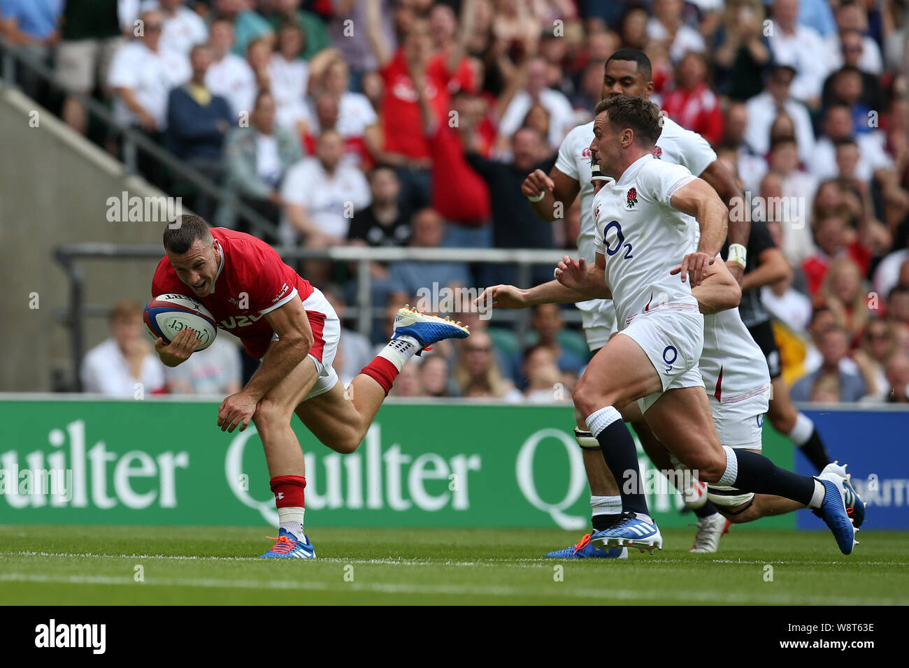 Londra, Regno Unito. 11 Ago, 2019. Gareth Davies del Galles (l) punteggi a provare nella prima metà. Inghilterra e Galles, Quilter internazionali di rugby a Twickenham Stadium di Londra domenica 11 agosto 2019. Si prega di notare che le immagini sono per solo uso editoriale. pic da Andrew Orchard/Andrew Orchard fotografia sportiva /Alamy Live news Credito: Andrew Orchard fotografia sportiva/Alamy Live News Foto Stock