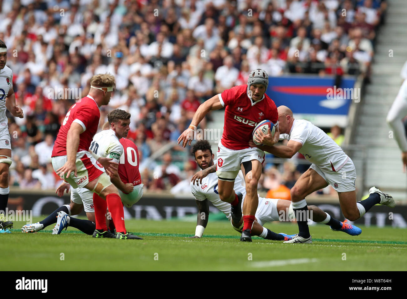 Londra, Regno Unito. 11 Ago, 2019. Jonathan Davies del Galles si rompe passato Willi Heinz dell'Inghilterra. Inghilterra e Galles, Quilter internazionali di rugby a Twickenham Stadium di Londra domenica 11 agosto 2019. Si prega di notare che le immagini sono per solo uso editoriale. pic da Andrew Orchard/Andrew Orchard fotografia sportiva /Alamy Live news Credito: Andrew Orchard fotografia sportiva/Alamy Live News Foto Stock