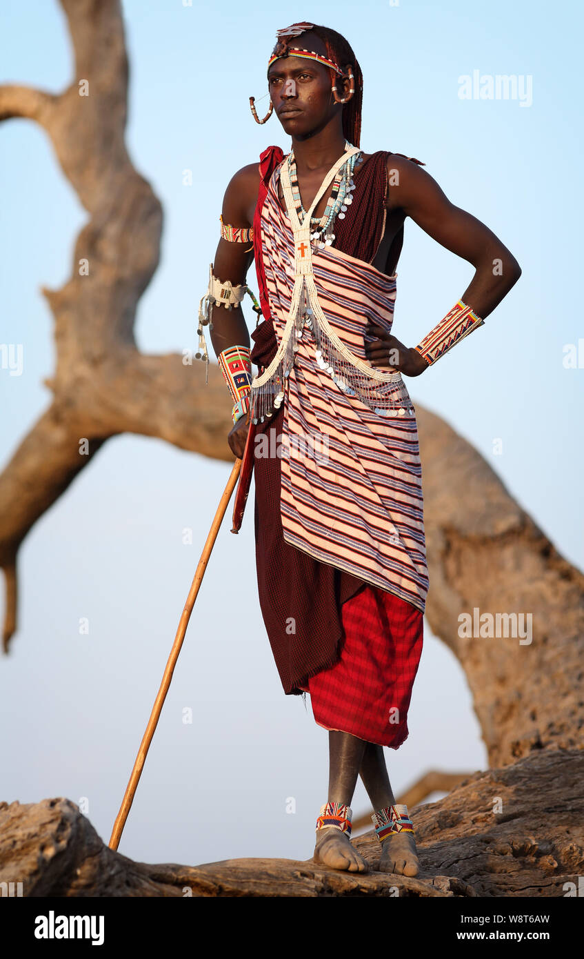 Guerriero masai con tradizionale copricapo e collana in Loitoktok, Kenya. Foto Stock