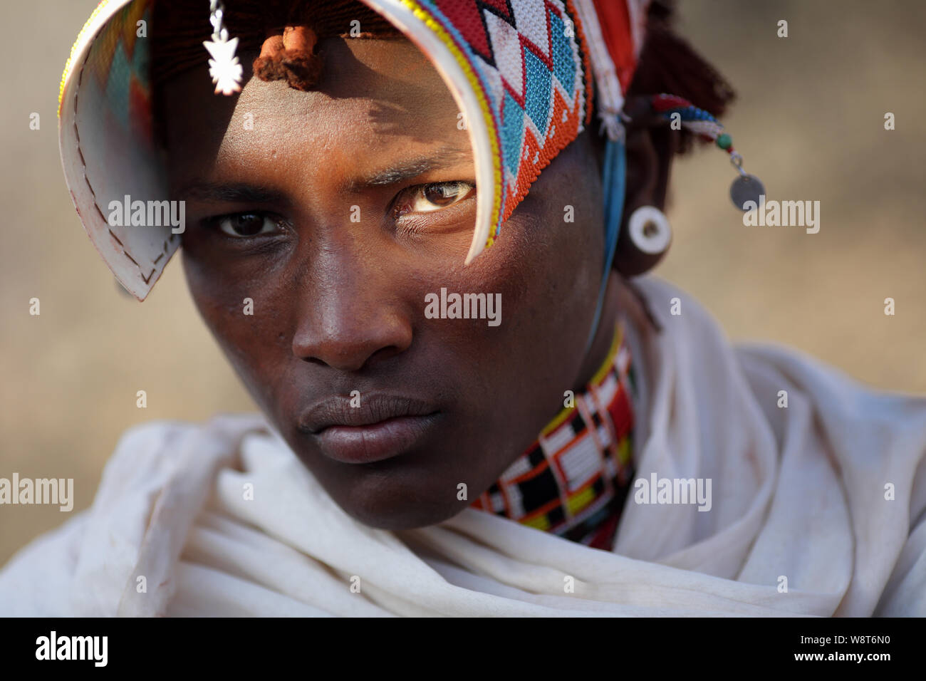 Samburu warrior per partecipare ad una cerimonia di nozze in arcieri Post, Kenya. Foto Stock