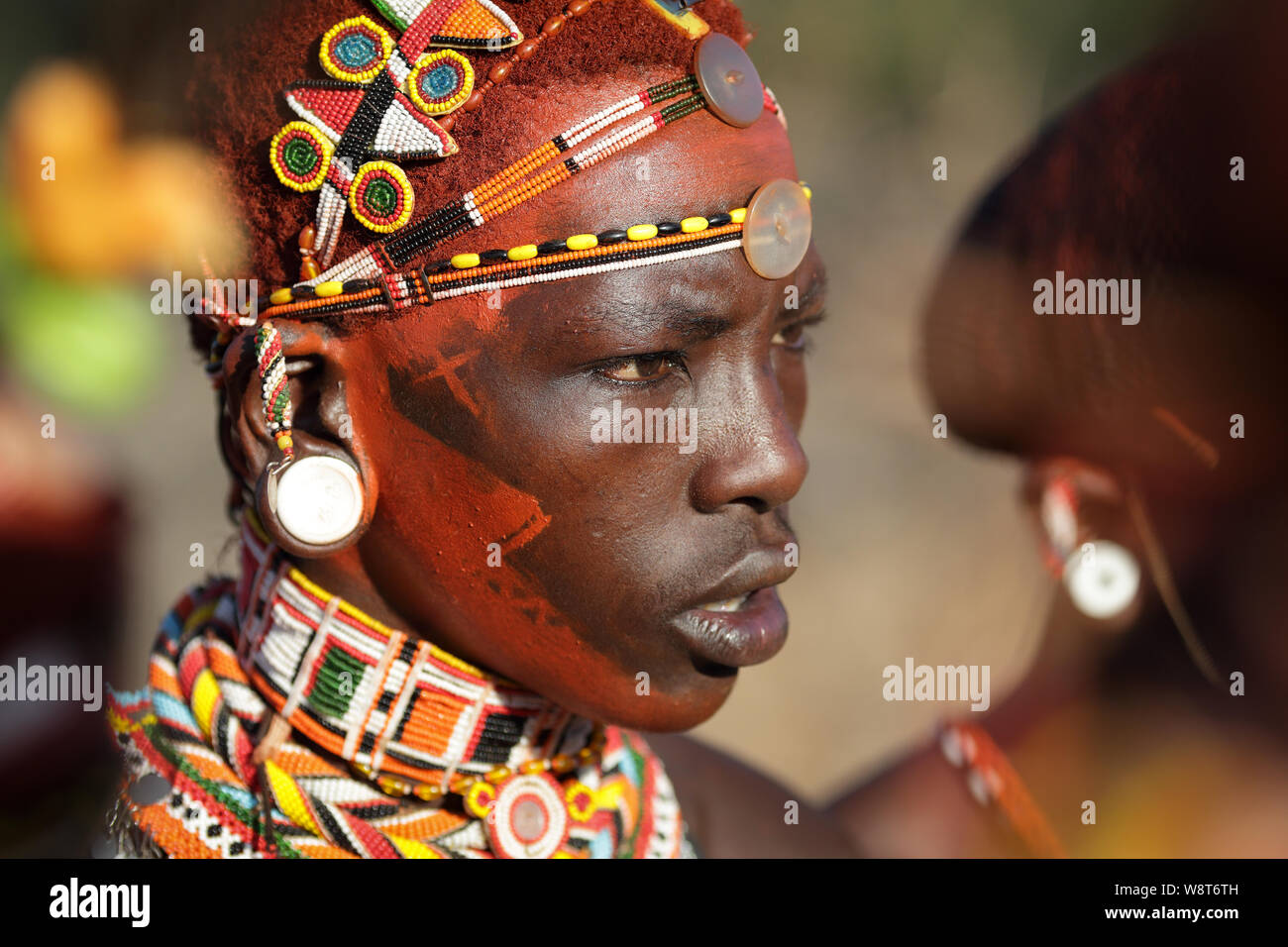 Samburu warrior per partecipare ad una cerimonia di nozze in arcieri Post, Kenya. Foto Stock