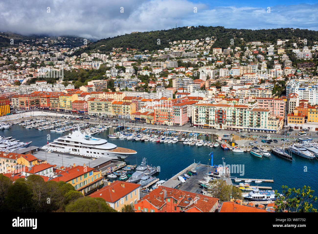 Città di Nizza in Francia Riviera francese cityscape con vista sul porto Lympia sul Mare Mediterraneo. Foto Stock