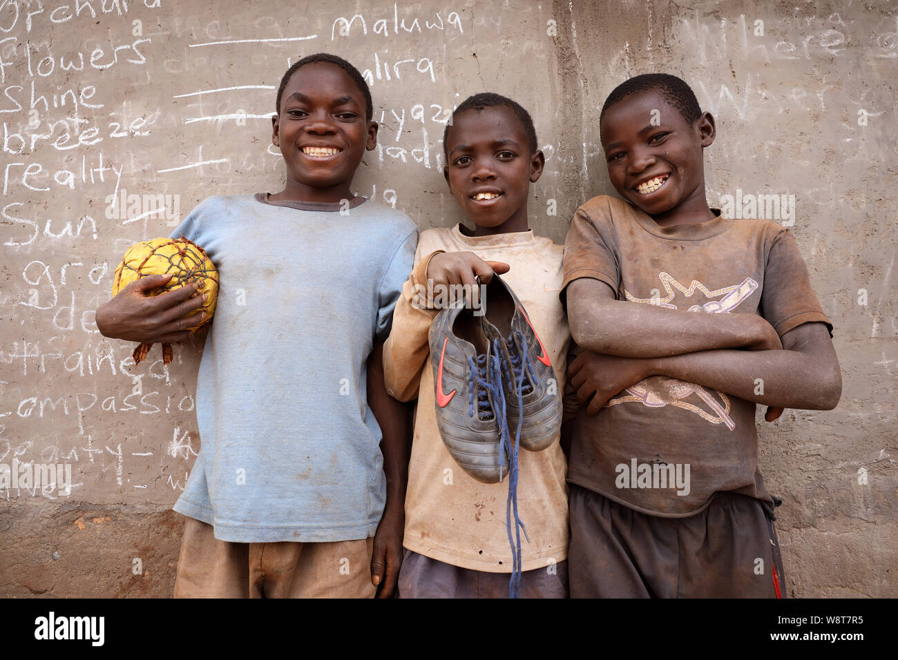 Un gruppo di giovani giocatori di calcio in un remoto villaggio vicino Ntchisi. Il Malawi è uno dei paesi più poveri del mondo. Foto Stock