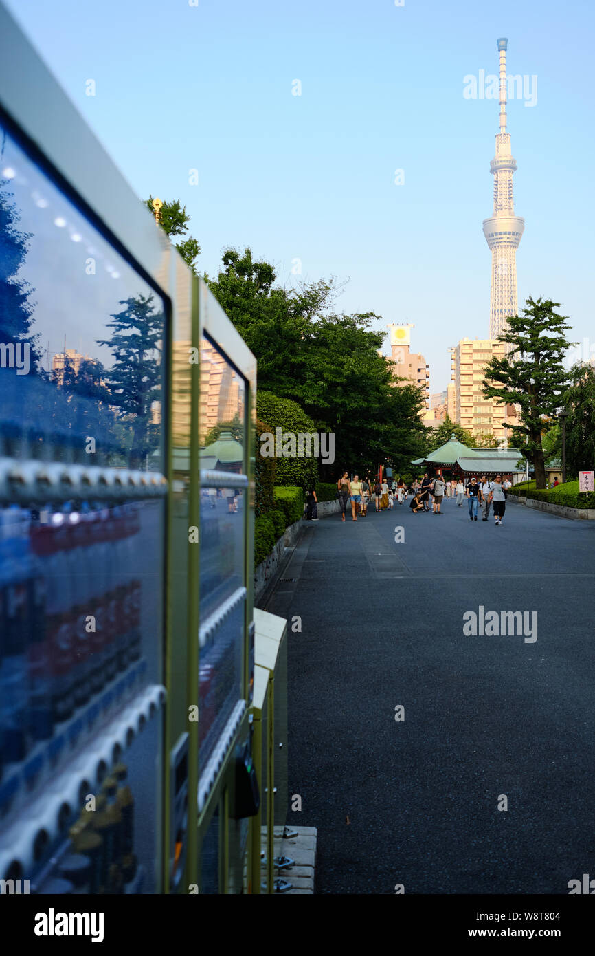 Tokyo / Giappone - 31 Luglio 2019: Il quartiere di Asakusa. Distributori automatici per le strade con il Tokyo Skytree in background. Foto Stock