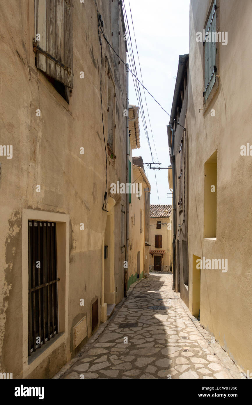 Strade strette in un tranquillo villaggio francese di Cazedarnes Foto Stock