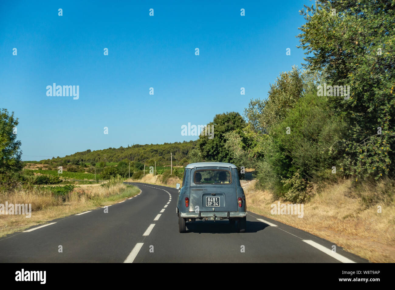 Classic Renault 4 TL car guida attraverso un tranquillo villaggio francese Foto Stock