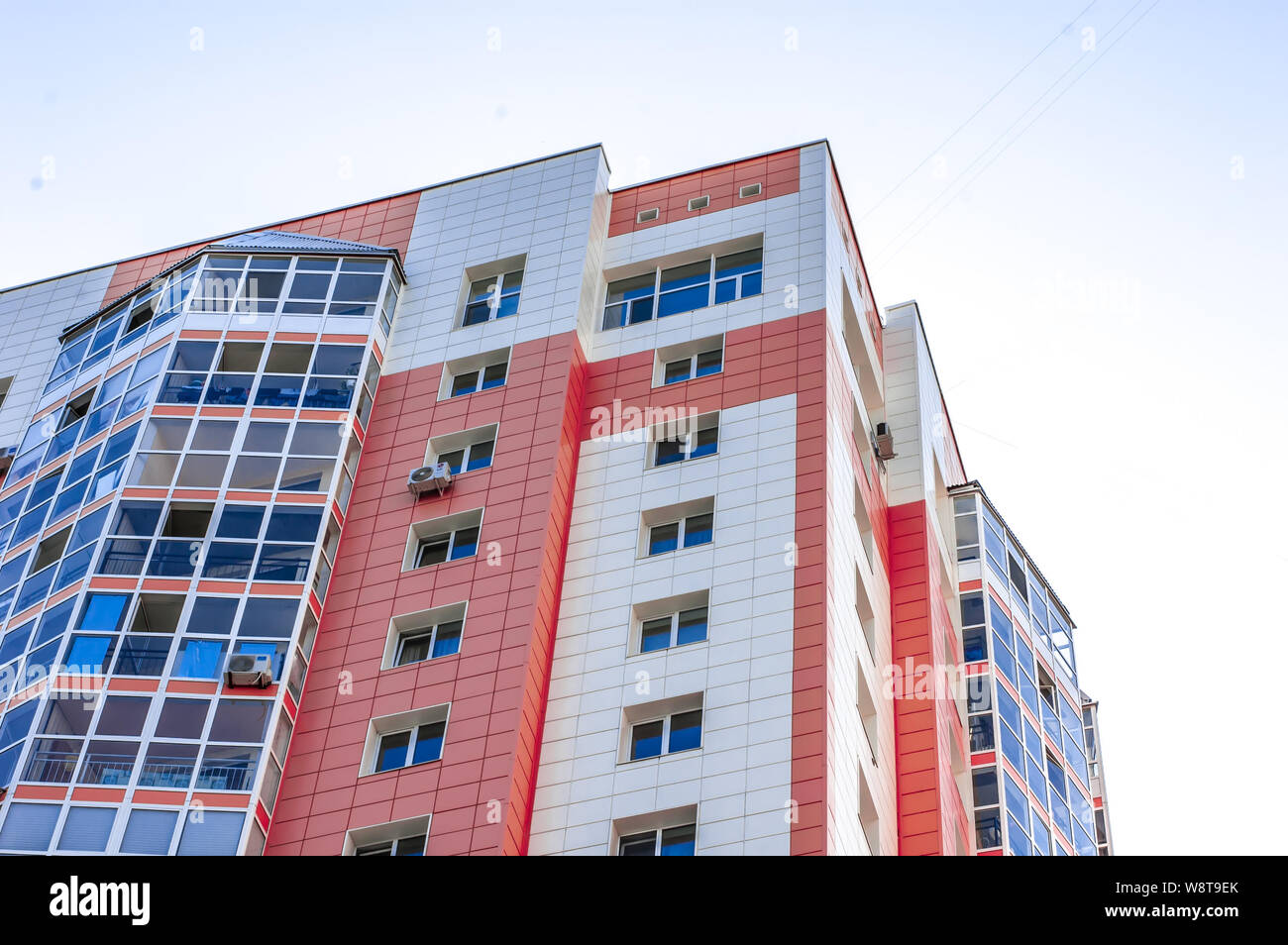 Multipiano edificio residenziale sul cielo bianco Foto Stock